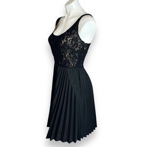 Bebe Dress Sz M Lace Pleated Skirt Scoop Neckline Mini Naked Lace Bodice Prom